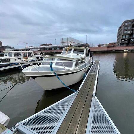 Suesses Motorboot - Bremen Ueberseestadt ภายนอก รูปภาพ