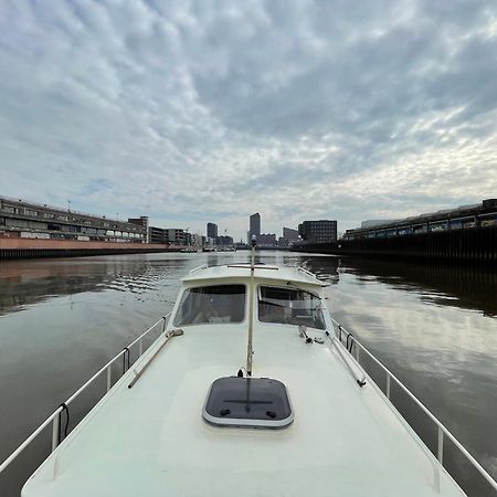 Suesses Motorboot - Bremen Ueberseestadt ภายนอก รูปภาพ