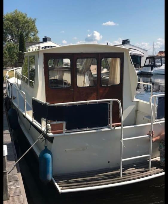Suesses Motorboot - Bremen Ueberseestadt ภายนอก รูปภาพ
