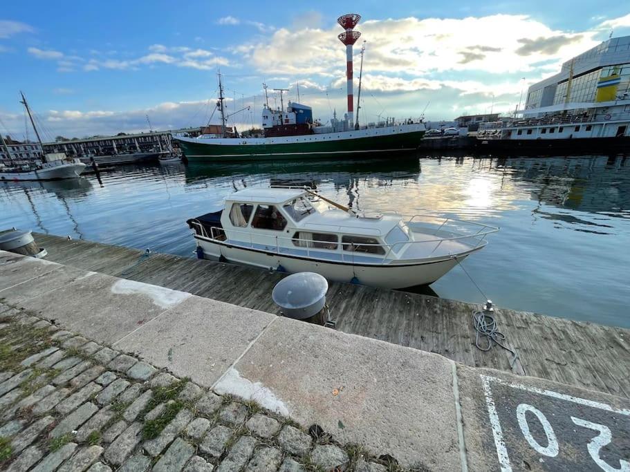 Suesses Motorboot - Bremen Ueberseestadt ภายนอก รูปภาพ