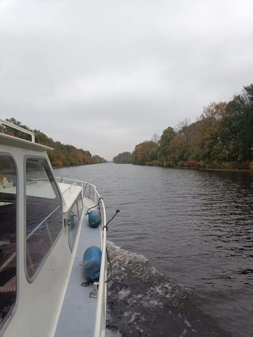 Suesses Motorboot - Bremen Ueberseestadt ภายนอก รูปภาพ