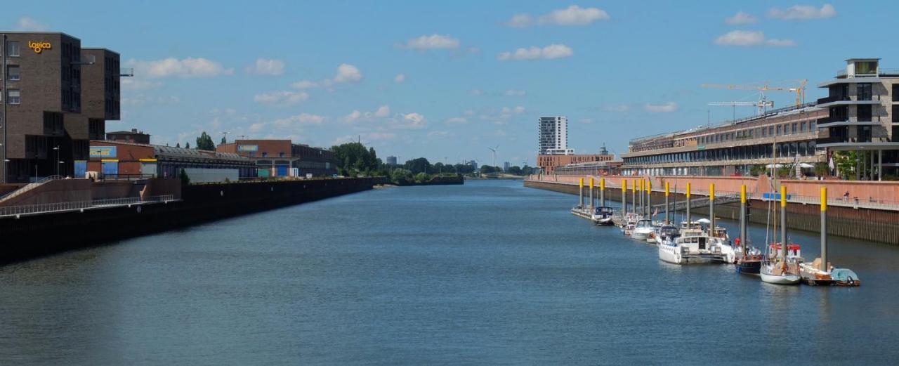 Suesses Motorboot - Bremen Ueberseestadt ภายนอก รูปภาพ