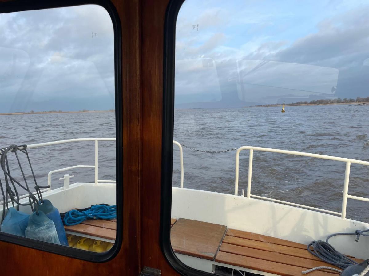 Suesses Motorboot - Bremen Ueberseestadt ภายนอก รูปภาพ