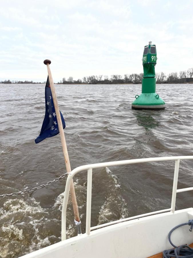 Suesses Motorboot - Bremen Ueberseestadt ภายนอก รูปภาพ
