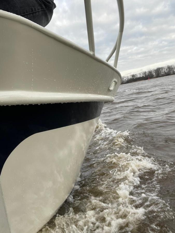 Suesses Motorboot - Bremen Ueberseestadt ภายนอก รูปภาพ