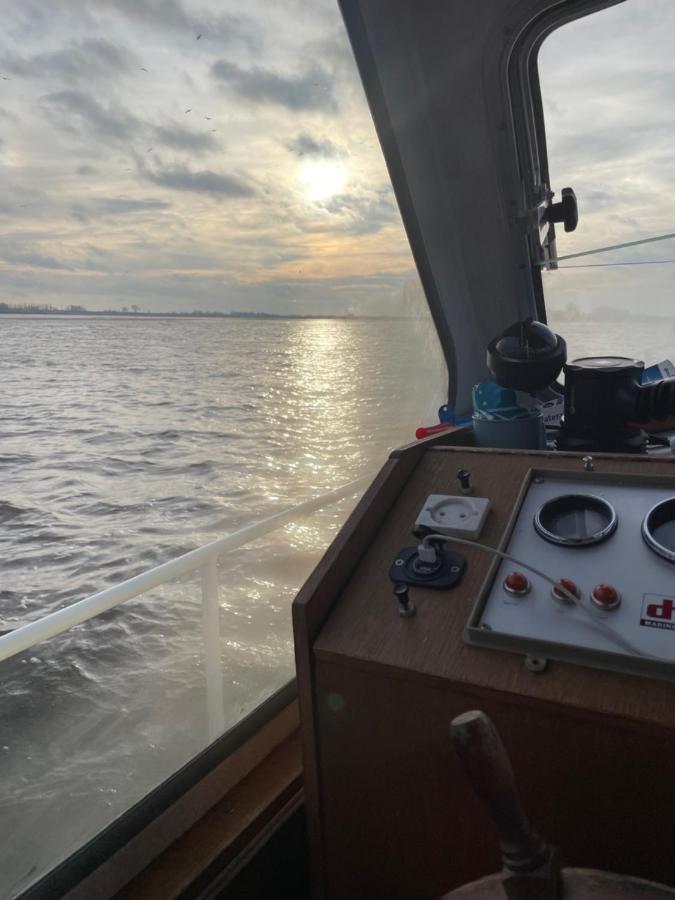 Suesses Motorboot - Bremen Ueberseestadt ภายนอก รูปภาพ