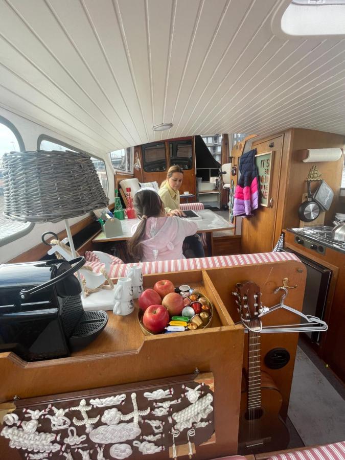 Suesses Motorboot - Bremen Ueberseestadt ภายนอก รูปภาพ