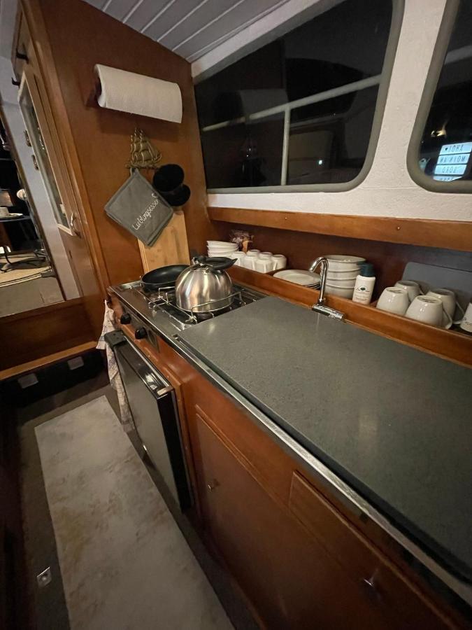 Suesses Motorboot - Bremen Ueberseestadt ภายนอก รูปภาพ