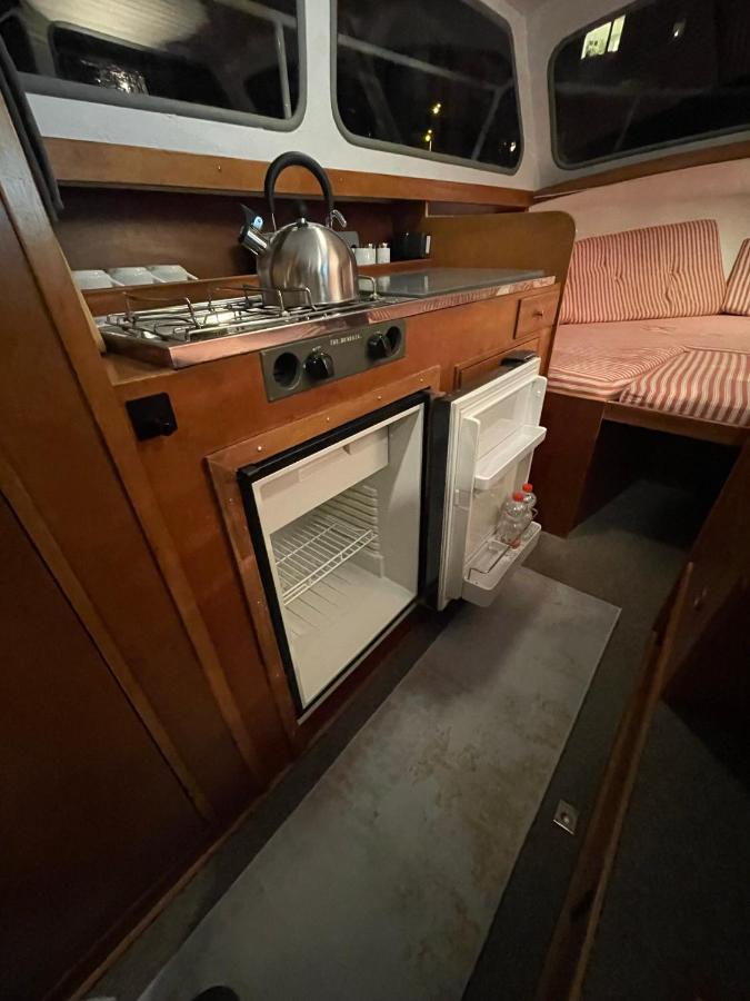Suesses Motorboot - Bremen Ueberseestadt ภายนอก รูปภาพ